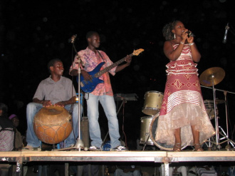 03 Mariah Bissongo Accompagnee D Harouna Thiombiano Au Bendre   Chanson Moderne